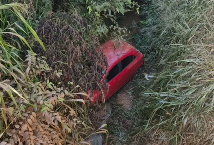 Homem permaneceu preso dentro do carro durante toda a madrugada