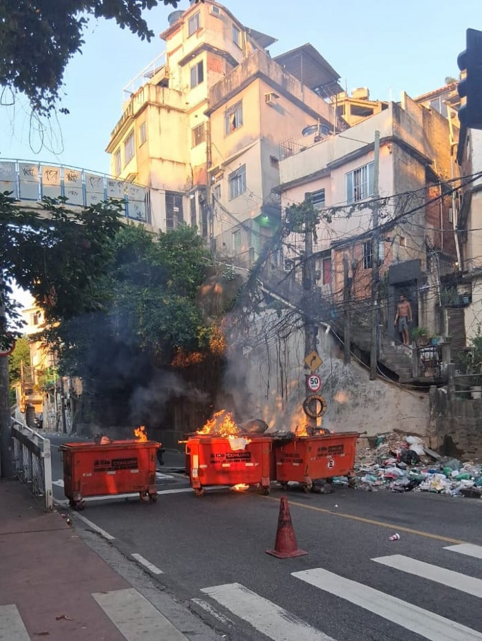 Lixeiras foram incendiadas para fechamento da Av. Niemeyer 
