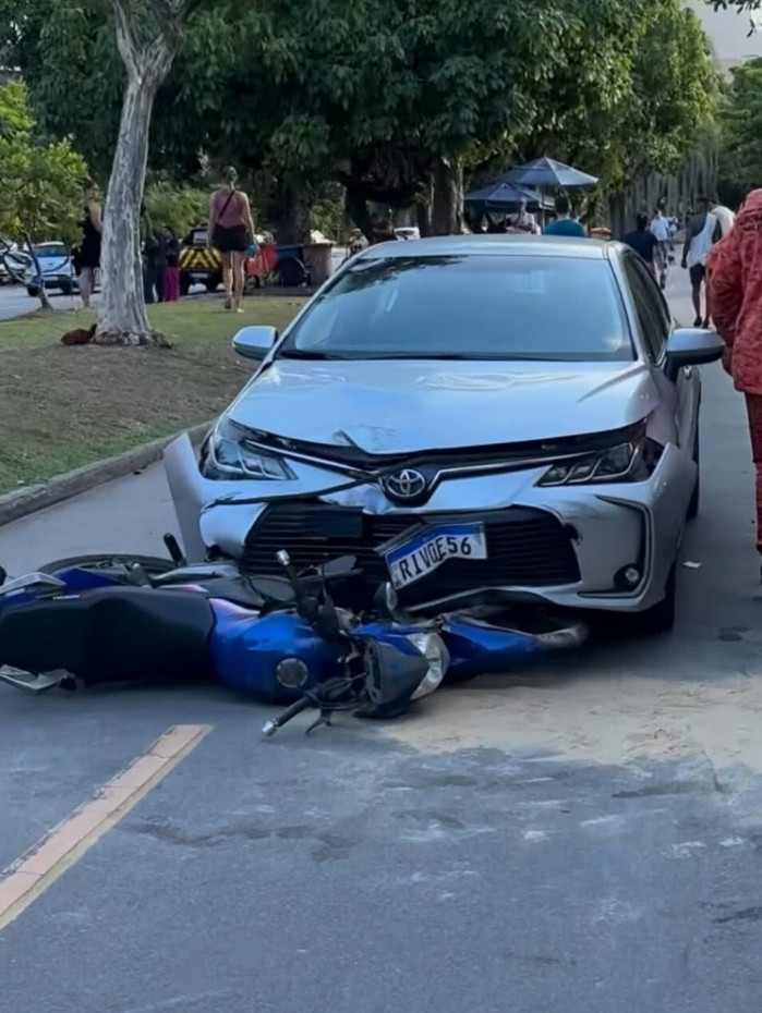 Carro e moto envolvidos no acidente