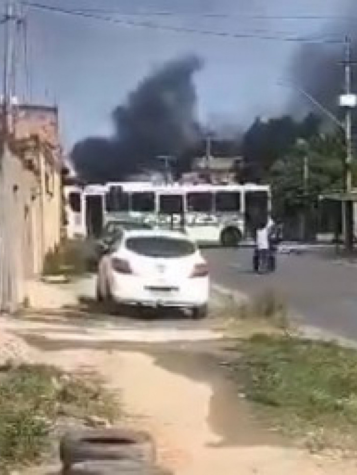 Criminosos usaram &ocirc;nibus e entulhos como barricadas na comunidade Beira-Mar