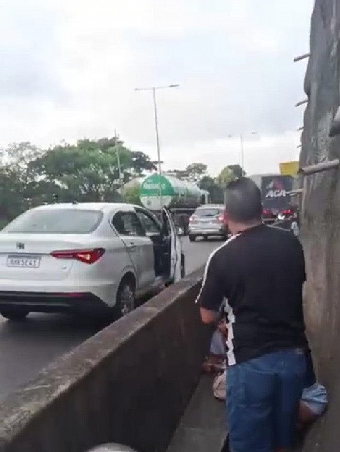 Pessoas buscaram abrigo atr&aacute;s de uma mureta durante o confronto