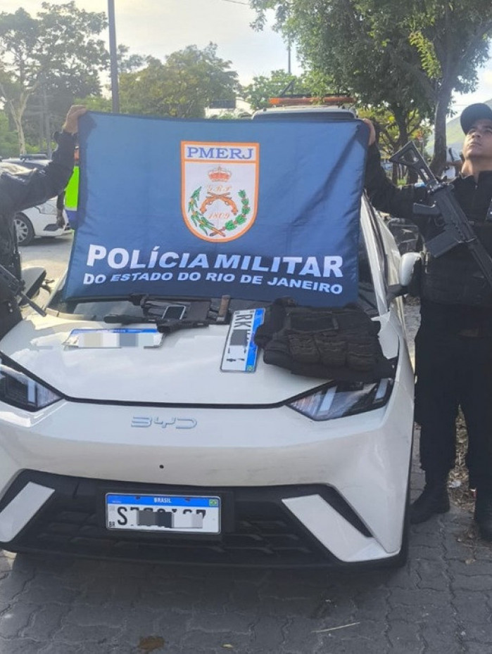 Ve&iacute;culo usado pelos criminosos e outros itens foram apreendidos