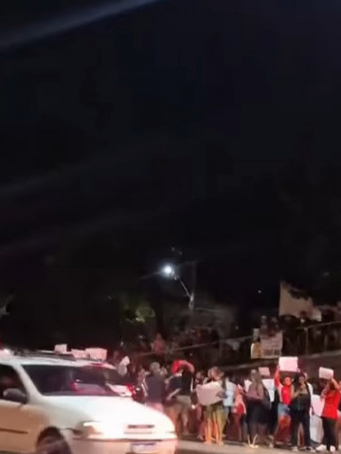 Moradores do Rio do Ouro fizeram um protesto na RJ-106 para pedir justi&ccedil;a
