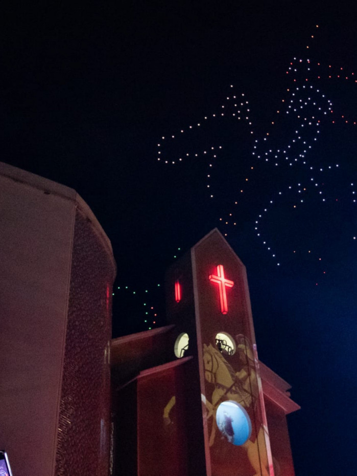 Show de drones encanta fi&eacute;is durante celebra&ccedil;&otilde;es de S&atilde;o Jorge em Quintino