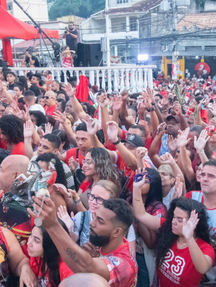 Cariocas lotam igreja de S&atilde;o Jorge em Quintino