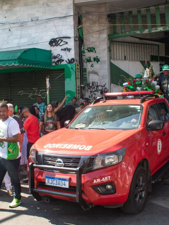 Carreata do Imp&eacute;rio Serrano percorreu ruas da Zona Norte em homenagem a S&atilde;o Jorge