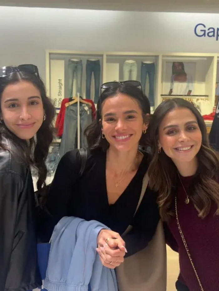 Bruna Marquezine tira fotos junto a fãs nos Estados Unidos
