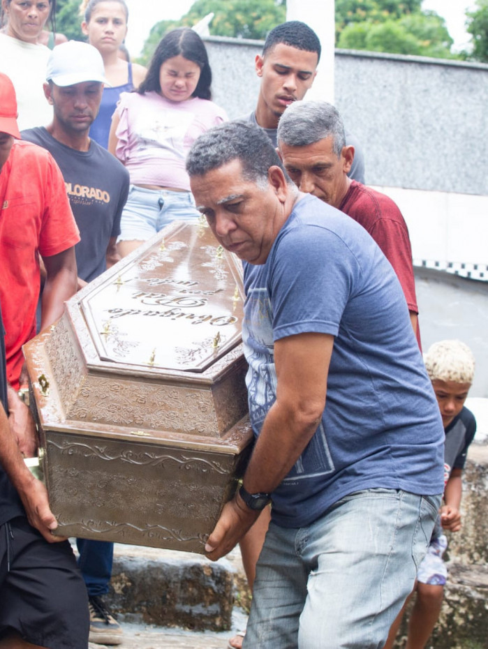 Sepultamento de Gabriel de Jesus, 28 anos, reuniu familiares e amigos no Cemit&eacute;rio Suru&iacute;, em Mag&eacute;