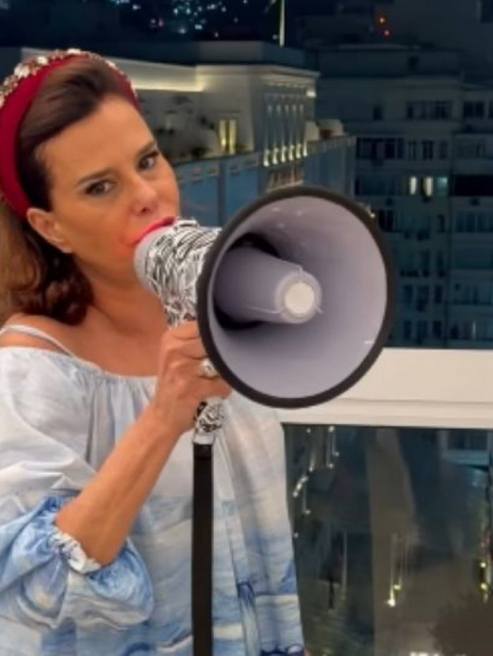 Narcisa d&aacute; boas-vindas &agrave; Shakira desde janela de seu apartamento em Copacabana