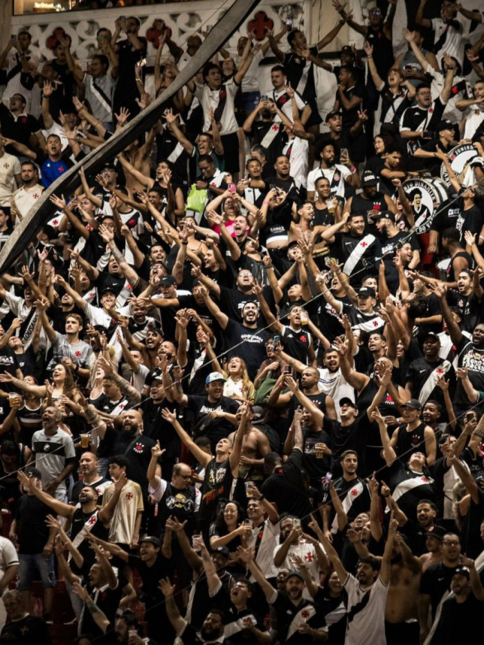 Torcida do Vasco faz a festa nas arquibancadas de S&atilde;o Janu&aacute;rio