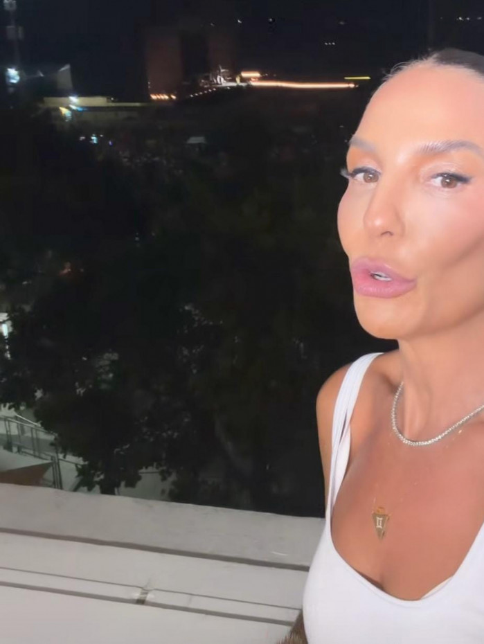 Cantora baiana mostrando o p&uacute;blico tomando as areias de copacabana