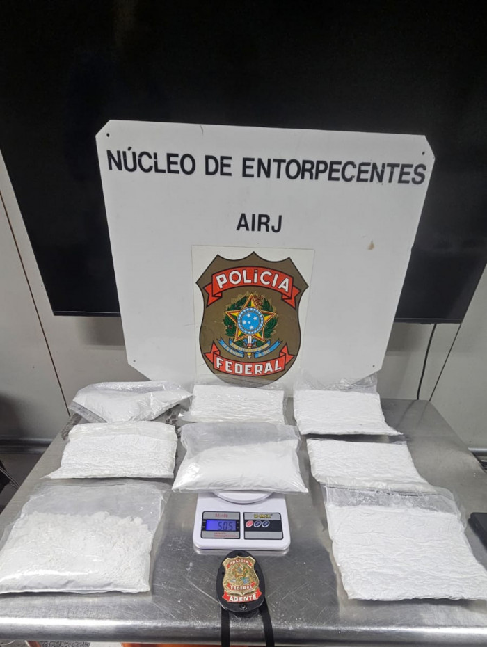 Agentes encontraram a droga escondida sob as vestes da passageira