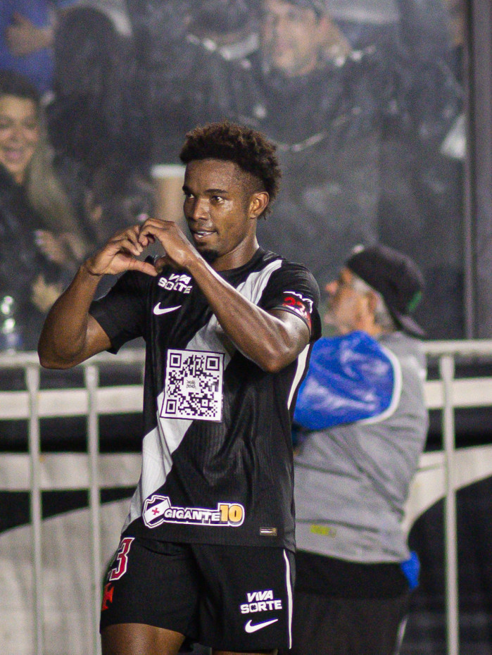 Comemora&ccedil;&atilde;o de Thiago Mendes
