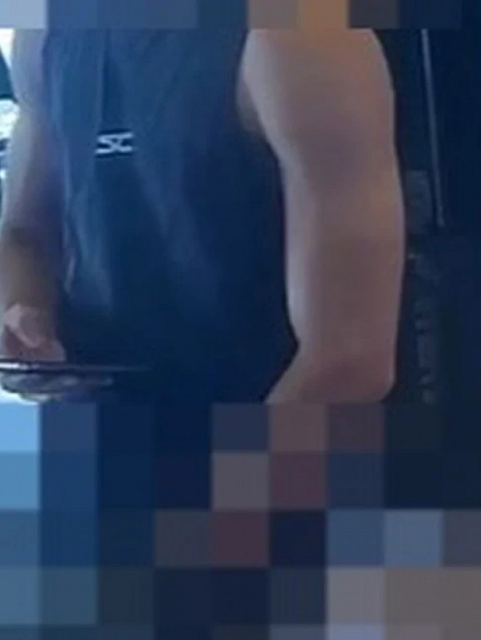 Homem deixou o local acompanhado por seguranças e foi suspenso de todas as unidades da rede
