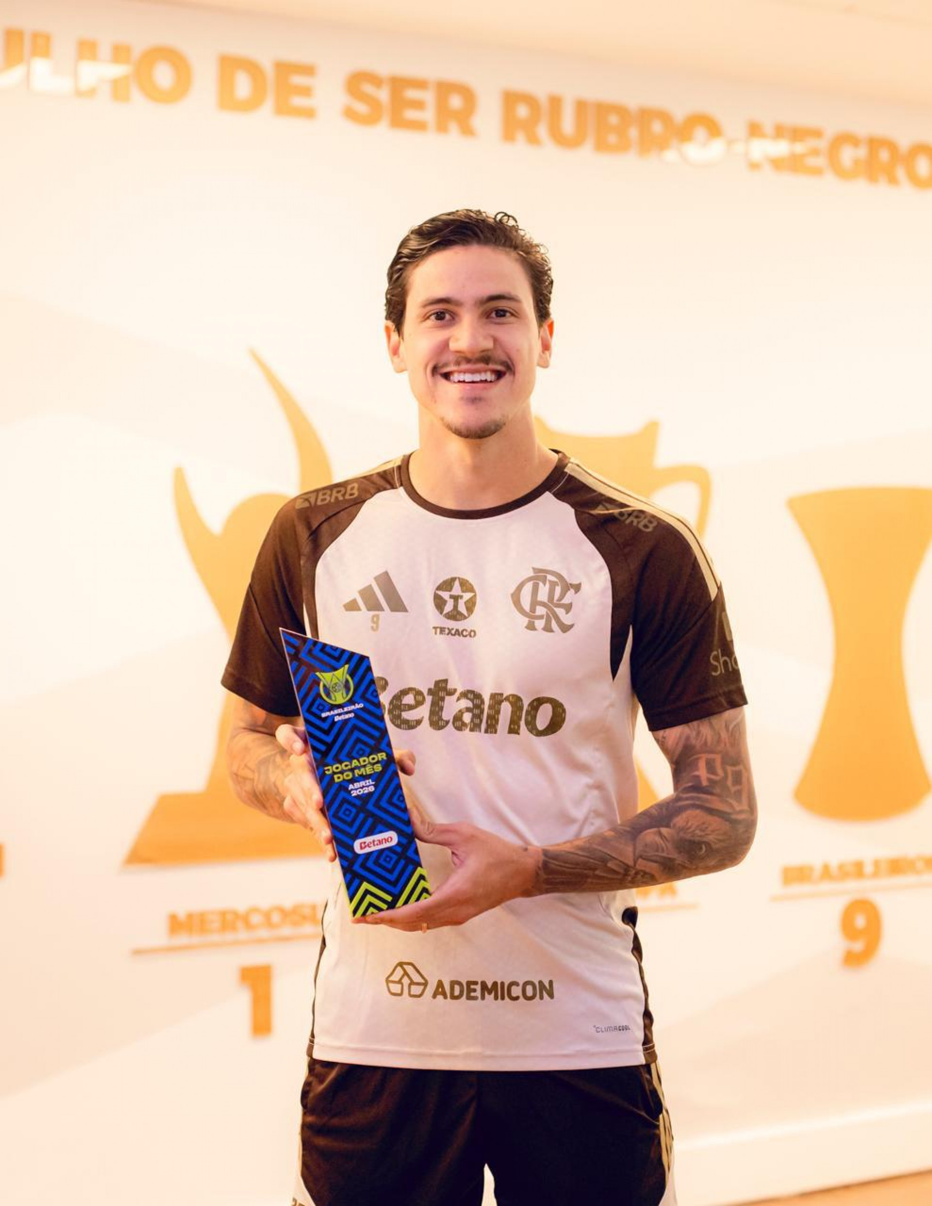 Pedro é eleito jogador do mês de abril no Brasdileirão