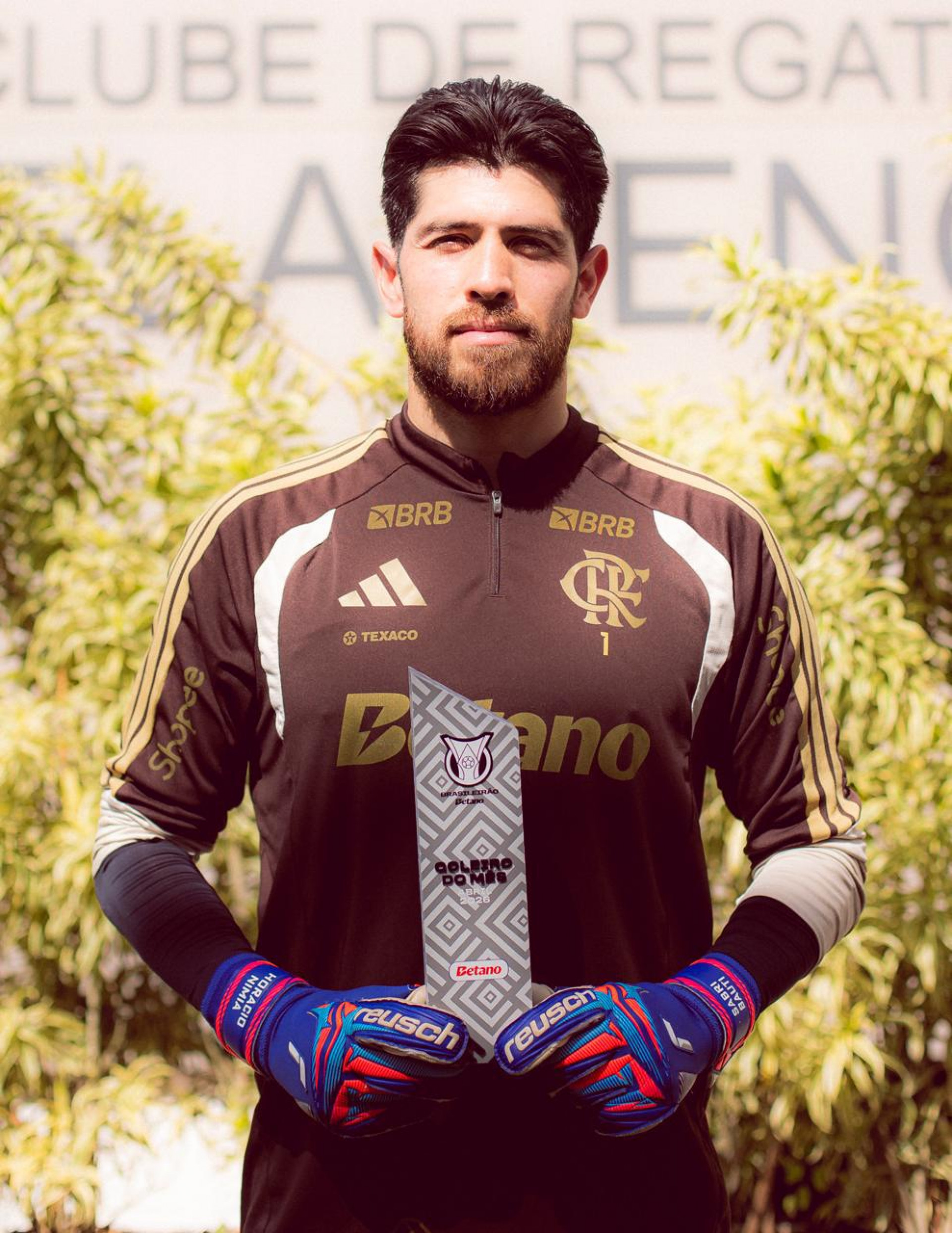 Rossi é eleito melhor goleiro do mês de abril no Brasileirão