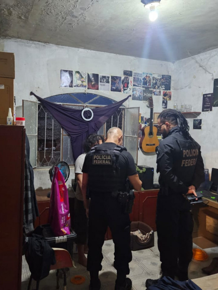 Investigado foi preso e teve o celular apreendido