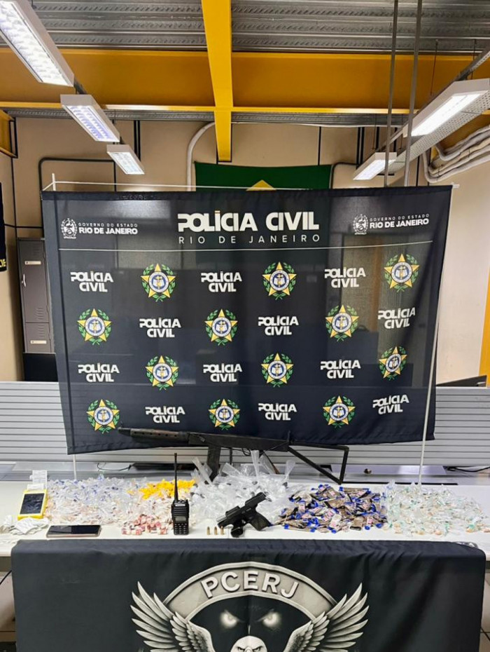 Com eles, foram apreendidos uma pistola, uma r&eacute;plica de fuzil e drogas