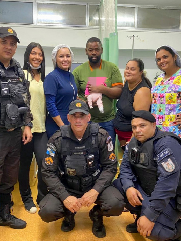 Fam&iacute;lia e policiais posaram para foto em hospital ap&oacute;s atendimento &agrave; menina