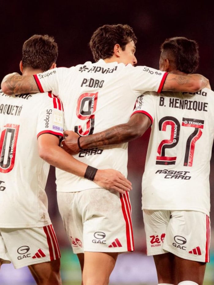 Jogadores do Flamengo comemoram gol de Pedro sobre o Athletico-PR, na Arena da Baixada