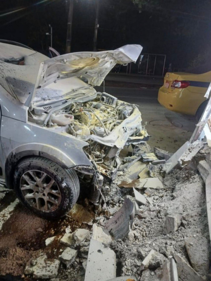 Carro ficou totalmente destru&iacute;do ao colidir com um muro