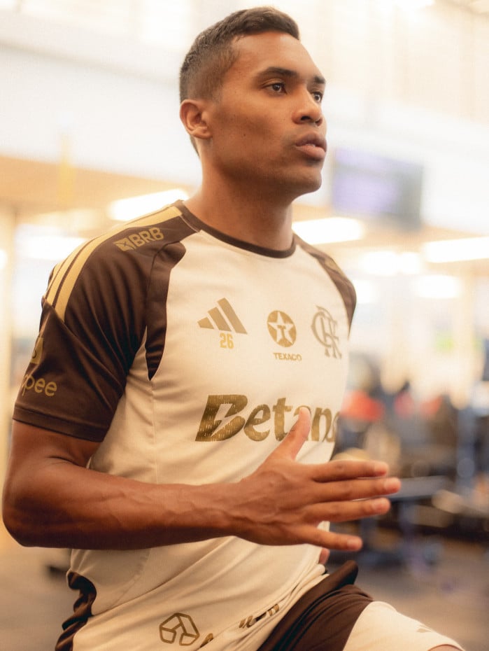 Aos 35 anos, Alex Sandro n&atilde;o consegue ter uma sequ&ecirc;ncia de partidas