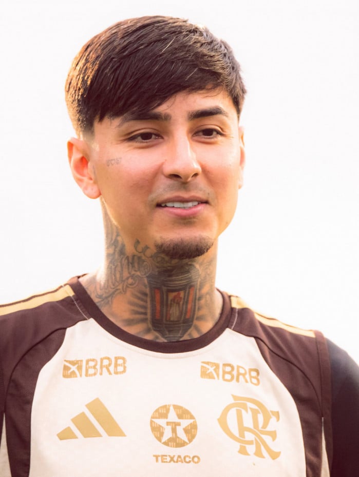 Pulgar esteve perto de deixar o clube, mas acertou a renovação
