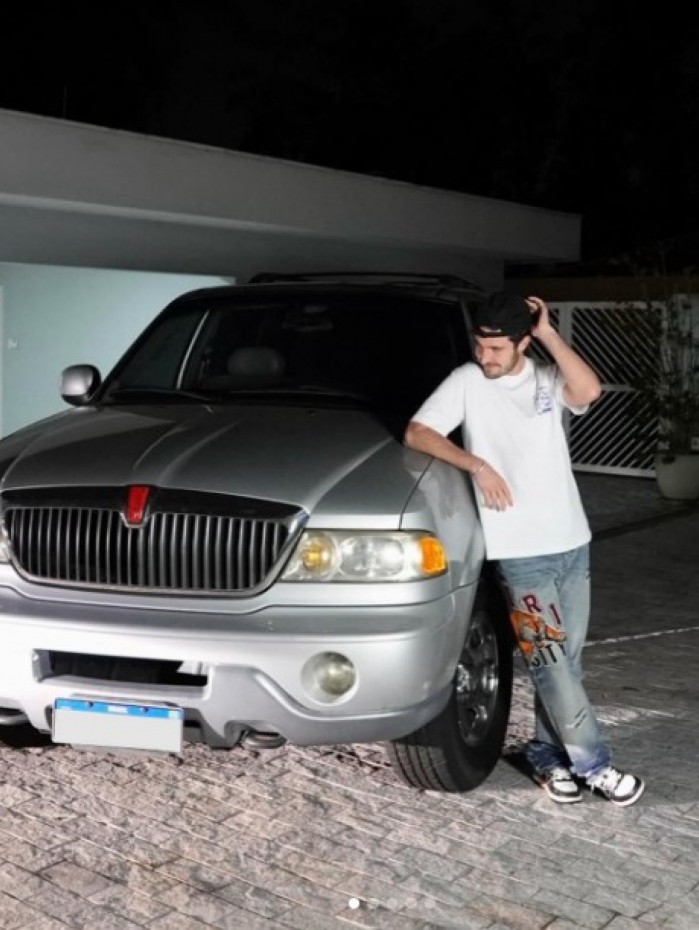 Jo&atilde;o Augusto Liberato posando com Lincoln Navigator 2000, carro favorito do Gugu