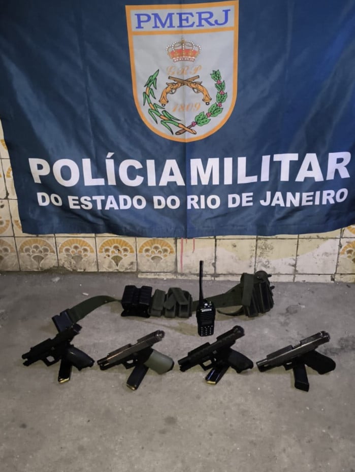 Policiais apreenderam pistolas, carregadores, cinto t&aacute;tico e r&aacute;dio transmissor
