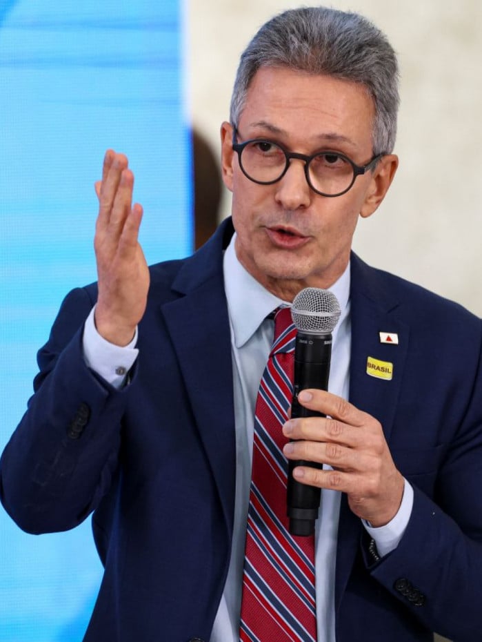 Romeu Zema participou de uma entrevista coletiva neste domingo ap&oacute;s votar em Arax&aacute; (MG)