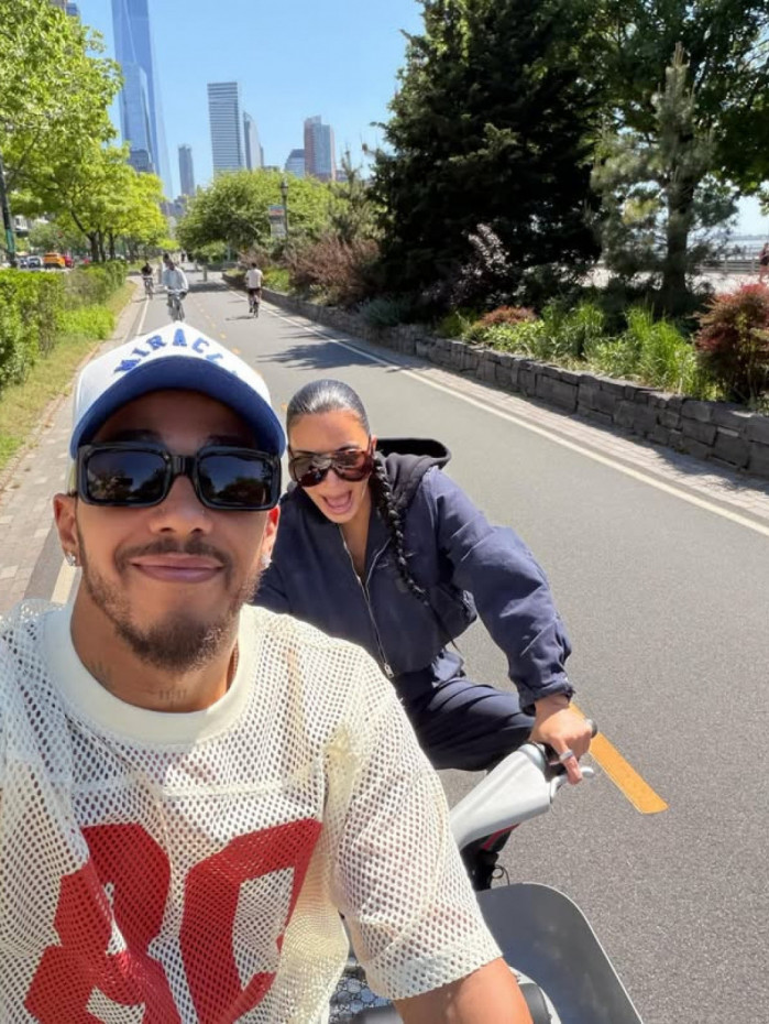 Kim Kardashian publica foto com Lewis Hamilton nas redes sociais