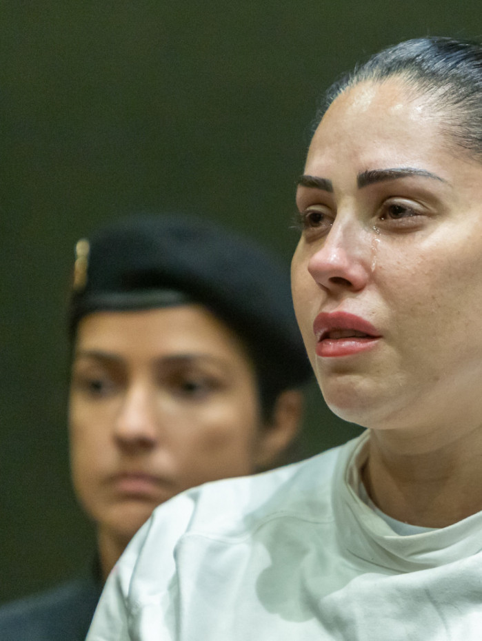 Monique Medeiros chorou ao receber perd&atilde;o judicial no julgamento da morte do filho, Henry Borel