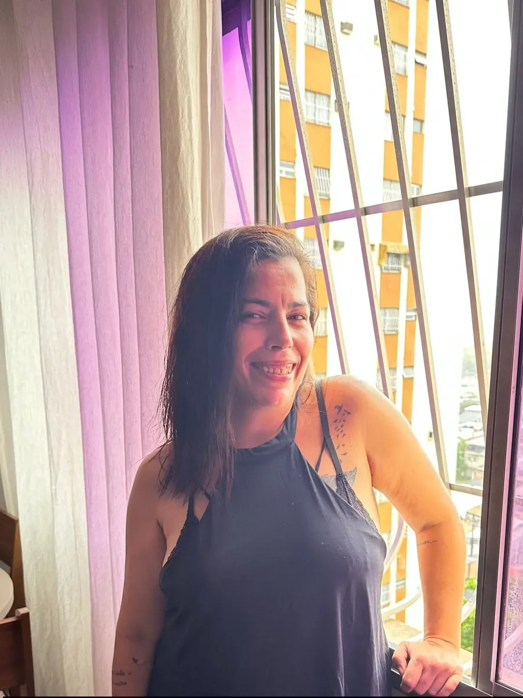 Fernanda Lima Martins Freitas Guedes, assassinada a facadas dentro de casa, &eacute; sepultada em S&atilde;o Gon&ccedil;alo