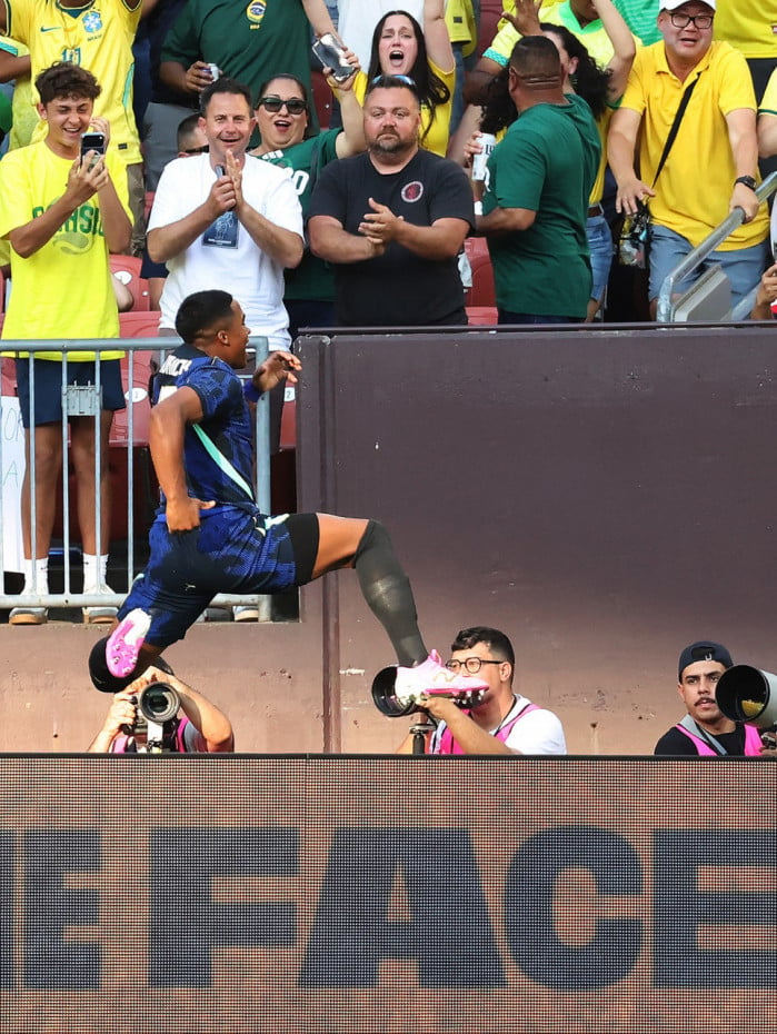 Endrick comemora o segundo gol da sele&ccedil;&atilde;o brasileira