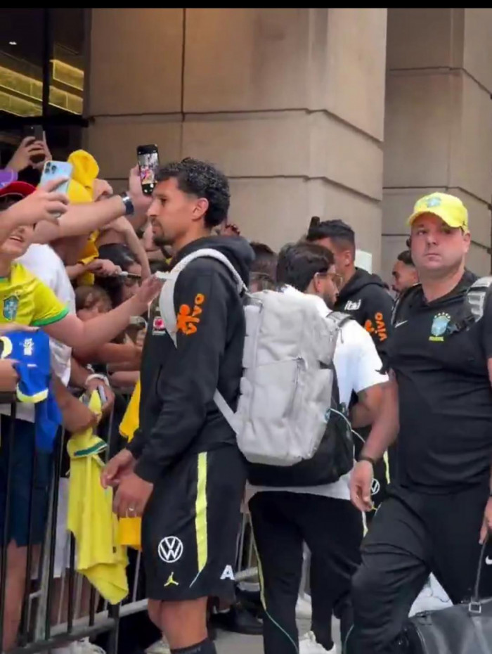 Marquinhos na chegada da sele&ccedil;&atilde;o brasileira em Cleveland