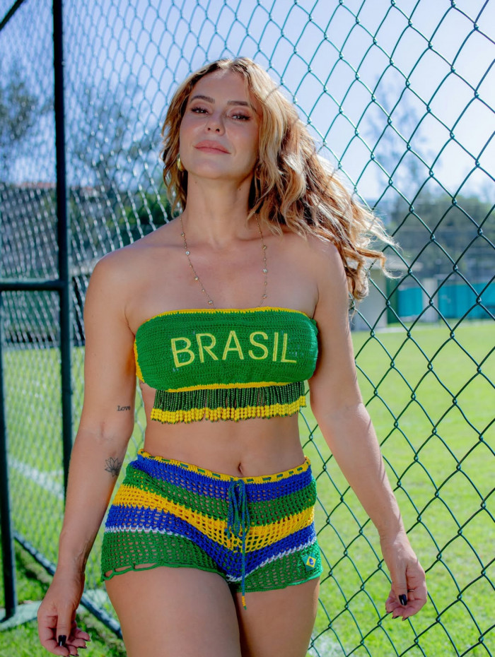 Paolla Oliveira entra no clima da Copa com biqu&iacute;ni de croch&ecirc; verde e amarelo 
