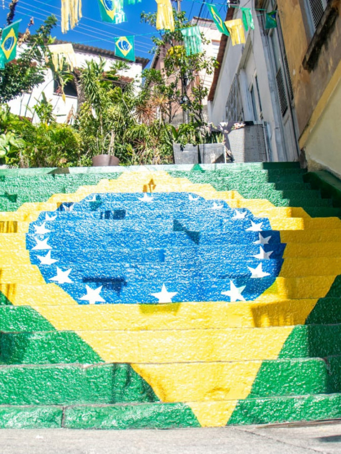Rua Eduardo Jansen, no bairro Sa&uacute;de, vira ponto tur&iacute;stico com decora&ccedil;&atilde;o para a Copa do Mundo