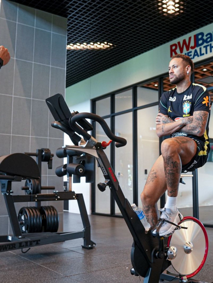 Neymar fazendo fisioterapia na para se recuperar