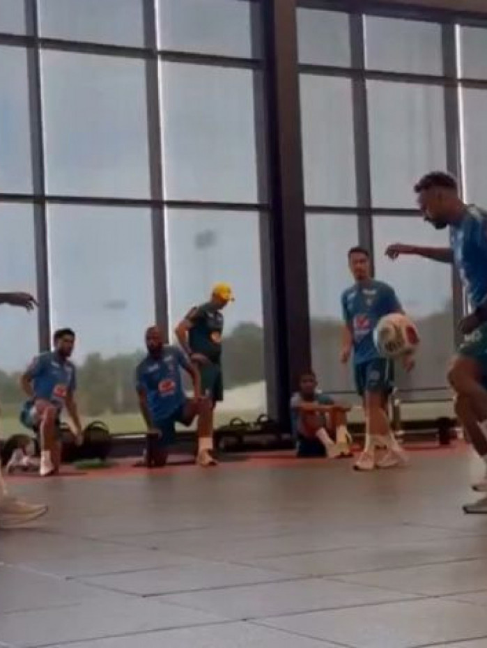 Neymar 'bate bola' com companheiros em treino da Sele&ccedil;&atilde;o