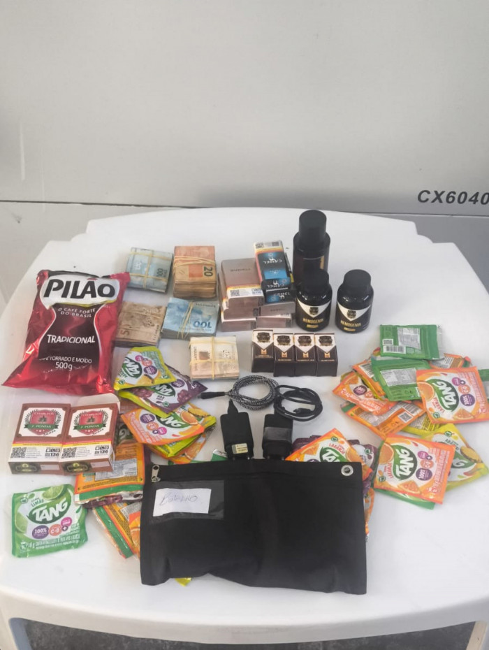 Tr&ecirc;s policiais penais foram presos em flagrante em pres&iacute;dio na Baixada