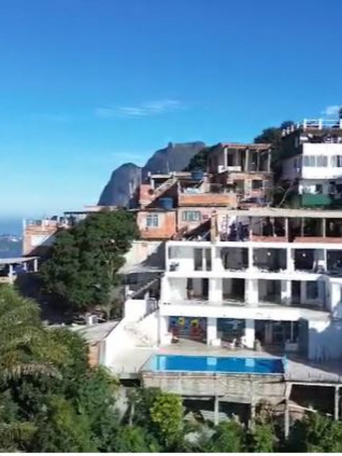 Prédio no alto do Vidigal contava com piscina de borda infinita