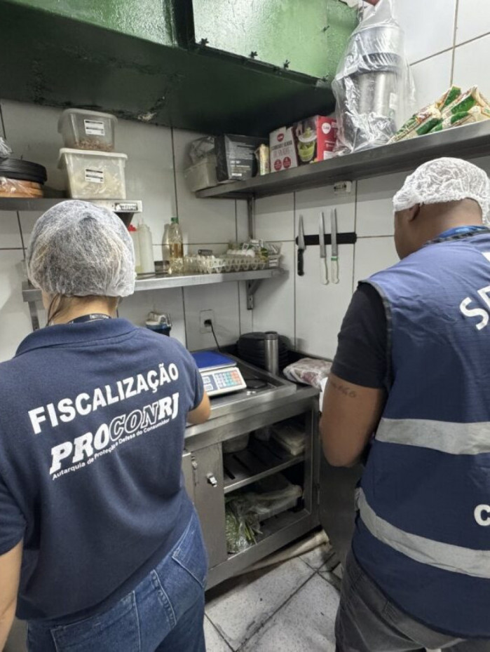 Al&eacute;m das irregularidades relacionadas aos alimentos, os agentes encontraram problemas estruturais