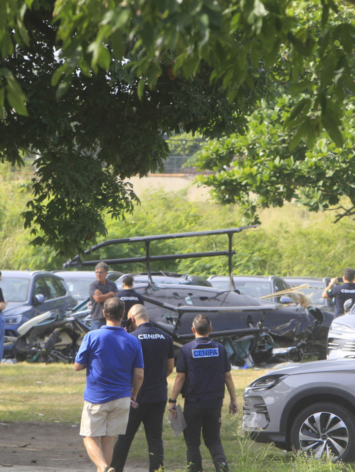 Dois helic&oacute;pteros colidiram no ar e ca&iacute;ram no p&aacute;tio de uma concession&aacute;ria