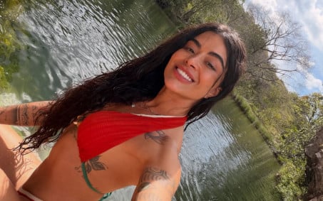 Aline Campos posa de biquíni em cachoeira e compartilha mensagem de positividade: 'Semana mágica' 
