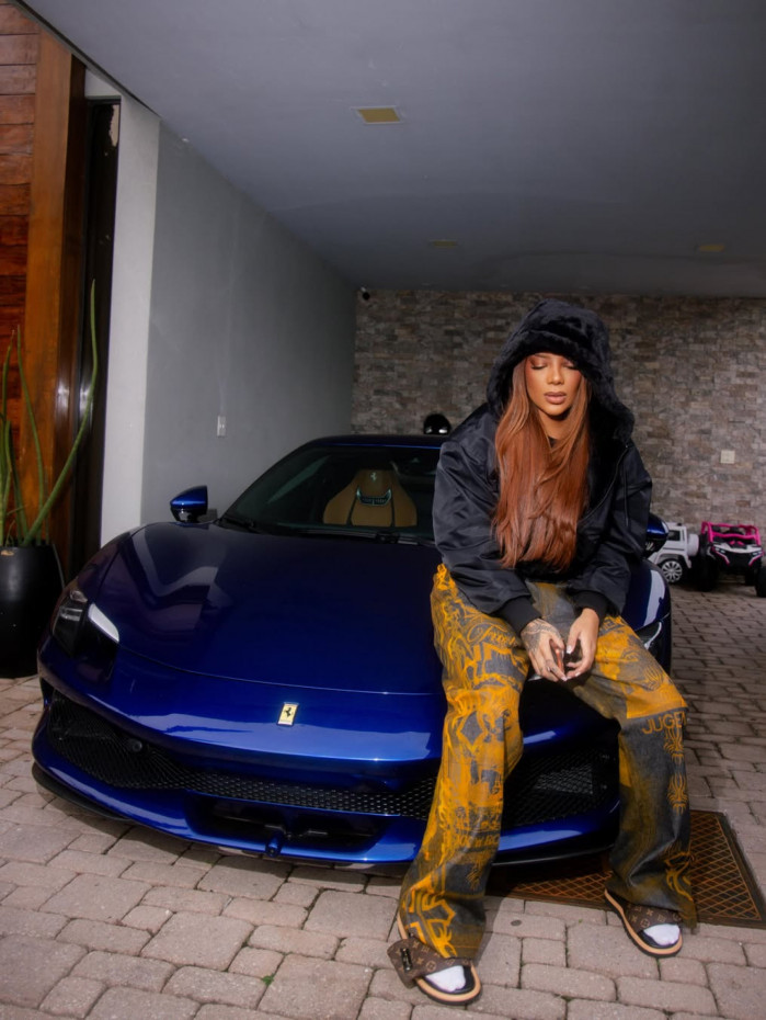 Ludmilla exibe cole&ccedil;&atilde;o de carros de luxo avaliada em milh&otilde;es de reais