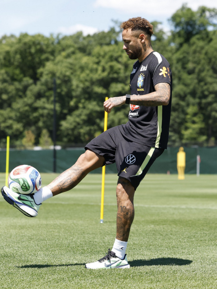 Neymar esteve em campo no treino desta ter&ccedil;a-feira (16)