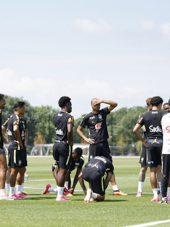 Auxiliar do pai, Davide Ancelotti mostra quadro t&aacute;tico para jogadores testados como titulares na sele&ccedil;&atilde;o brasileira