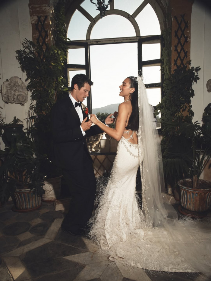 Dua Lipa mostra registros de casamento com Callum Turner na It&aacute;lia