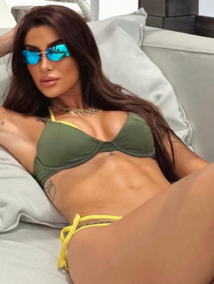 Bianca Andrade posa com biqu&iacute;ni verde e amarelo