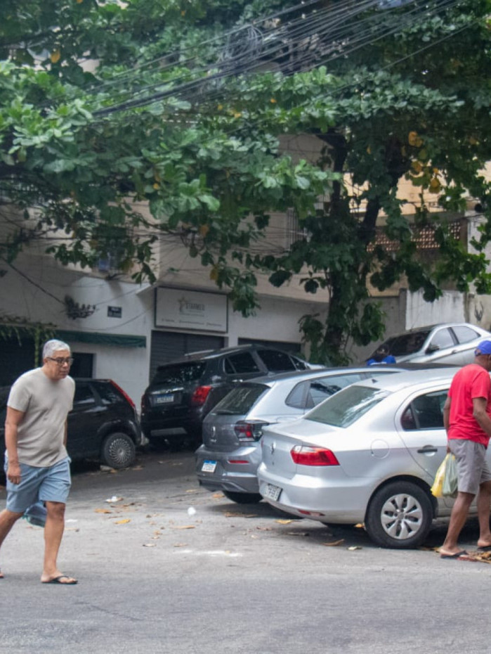 Carros estacionados na cal&ccedil;ada prejudicam pedestres